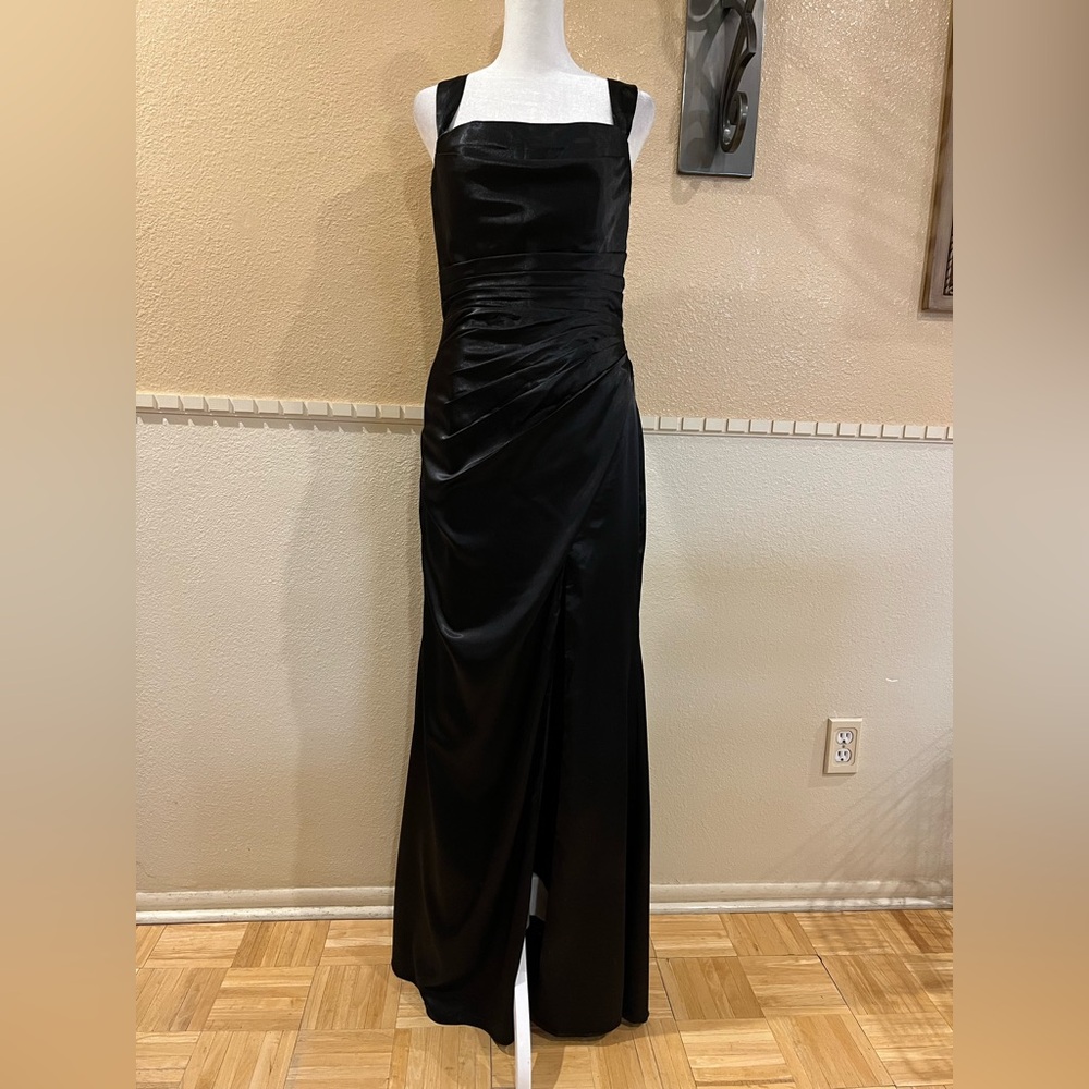 Prom/ Bridesmaid/ Evening dress w/ side ruching & a slit. Black satin. Padded. M - Picture 2 of 12